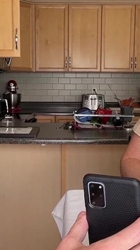 Yaşlı bir öğrencim kahveyle geliyor ve bana bir şey göstermek istiyor. Grup sekste benim videom var
