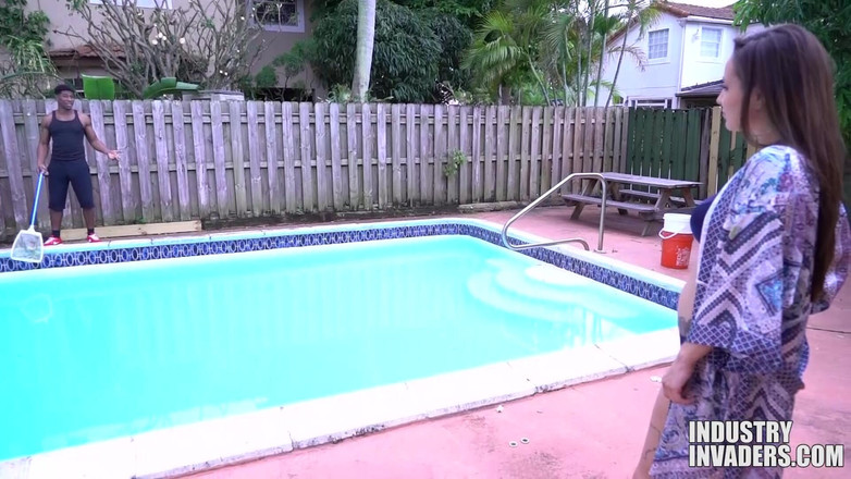 Naked Hustlers: Pool Boy Wet Wife