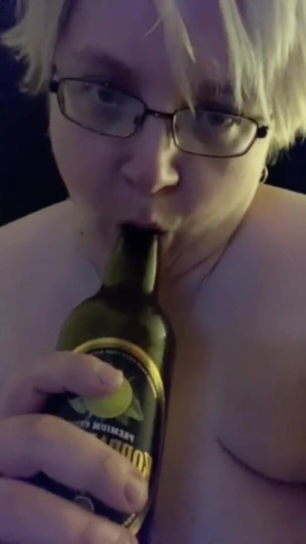 Real homemade BBW BBC porn: Grubaski ssanie moich twardych sutków walenie w moją owłosioną grubą...