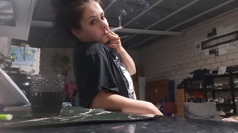 fartingclub01: Sexy culona fumando cigarrillo