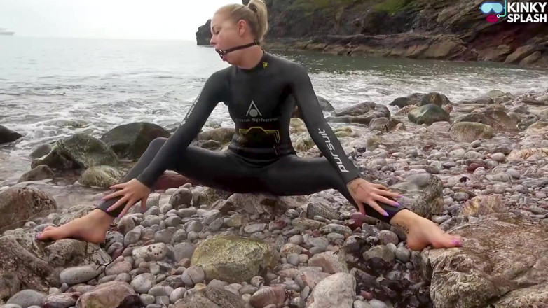 UKCuteGirl Lucy Lauren: Neoprene kink bagnato e imbavagliato nel mare