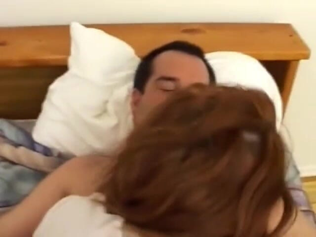 3some Bangers: Niegrzeczna cycata laska zostaje wytrysk na twarz w trójkącie