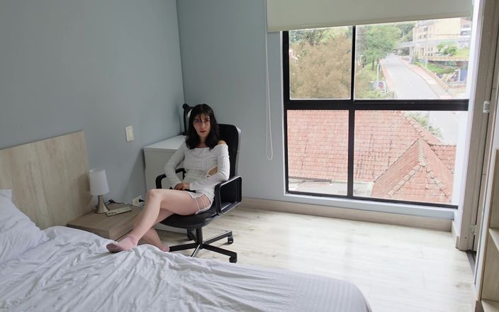 Jopy sex: Laura在一个巨大的窗户边自慰并躲着她的同学