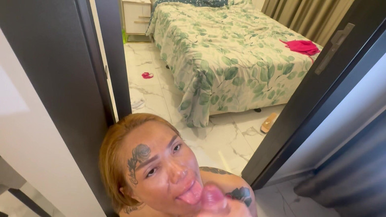 Blond_withasian: 분홍색 문신을 한 섹시한 MILF가 자신에게 내어진 큰 흰색 음경을 사랑합니다