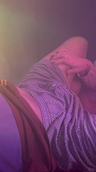 Urut erotik dan handjob berakhir dengan pancutan mani