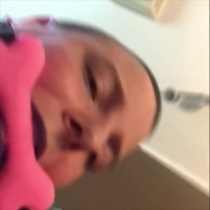 Lyla Switch: Masturbation matinale bâillonnée