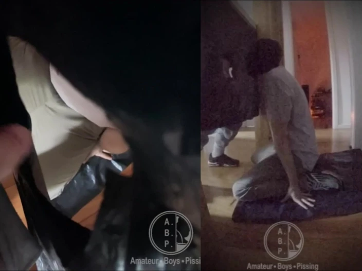AmateurBoysPissing: 业余男孩被命令跪下，蒙住眼睛，通过寻欢洞在嘴里撒尿...自制视频