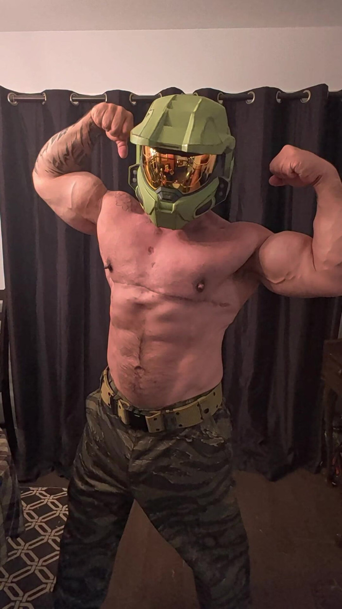 Bruiser Bearwood: Master Chief Flexing