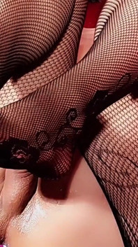 Tranny mông khổng lồ đụ đít cô ấy với đồ chơi lớn