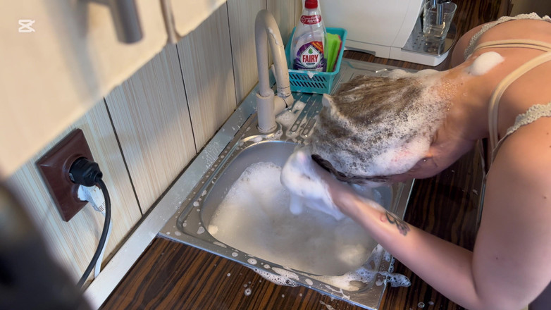Emeli: Lavage de cheveux avec du liquide lave-vaisselle dans l’évier de...