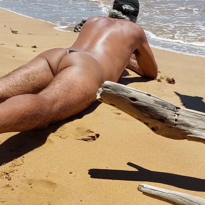 Ladysilvas: Ladysilva en la playa bronceando su culo caliente