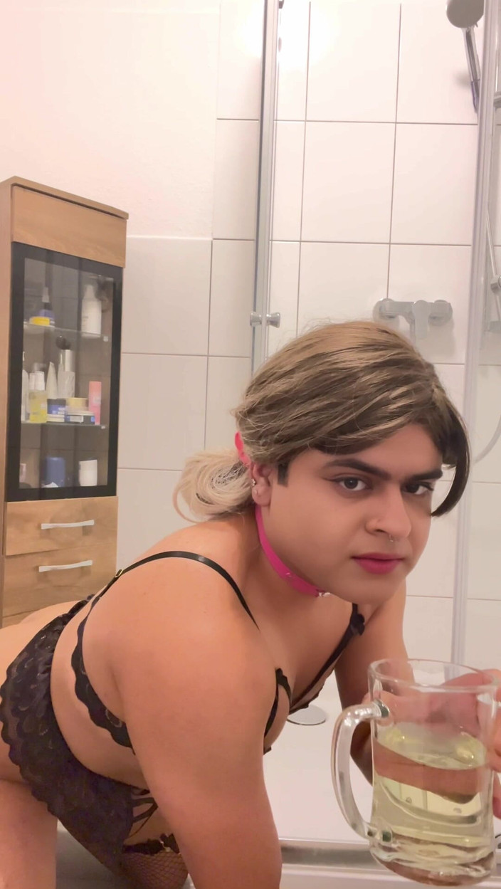 Femme Sandy: Cachorro travieso, bebiendo y moviendo mi cola