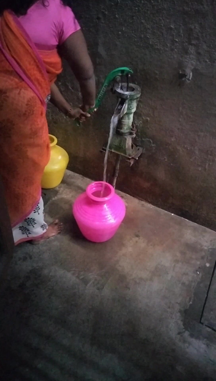 Benita sweety: Tía empujar bomba de agua