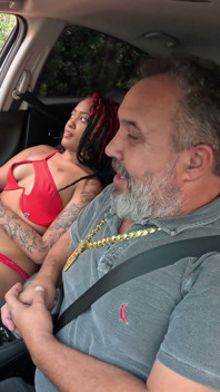Mc Beka foi às ruas de São Paulo mostrando seu traseiro enorme.