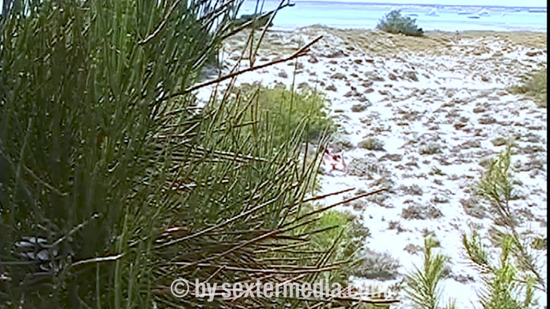 Sextermedia by Pete: Sexy MILF nahá na nudistické pláži