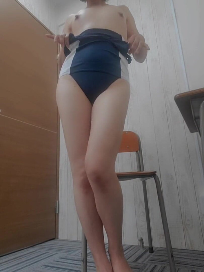 Mayumi Kanzaki: 나는 사타구니에 구멍이 난 수영복을 입었다