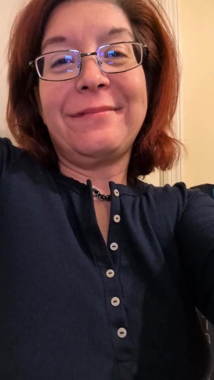 Elianna: Evie reibt ihre fotze im badezimmer