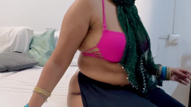 desi_babe1234: Una troia indiana formosa succhia disperatamente un grosso cazzo prima...