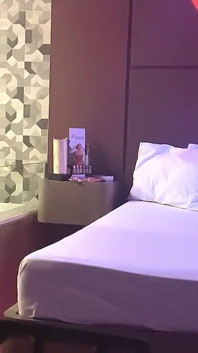Karenkiss bersendirian di motel dengan seorang hottie yang meletakkannya untuk menghisap
