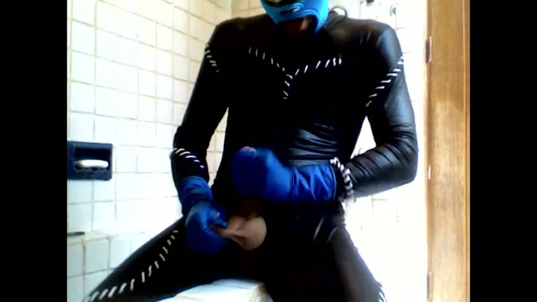 Demon Maniac 33: Blue Hornet ve Spandex Kočičí kombinéze stříká na modré latexové...