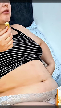 Nicole Riempie Di Pollo Fritto E Stuzzica La Sua Pancia in Crescita