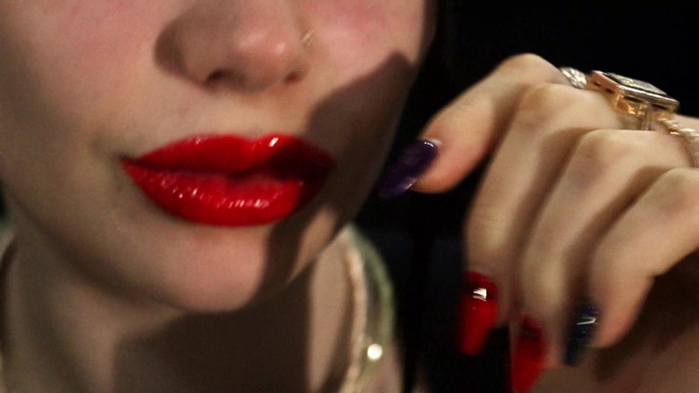Goddess Misha Goldy: Lápiz labial &amp; joyería y uñas fetiche
