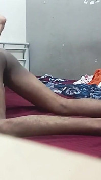 Awek desi panas India menikmati seks semasa di katil yang sama keseronokan strok keras penuh dengan malam penuh