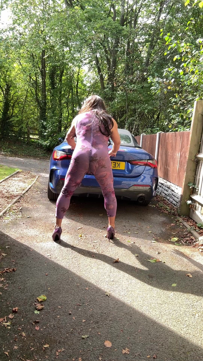 Kellycd2022: Si seksi crossdresser kellycd2022 dengan catsuit ungu dan sepatu hak...