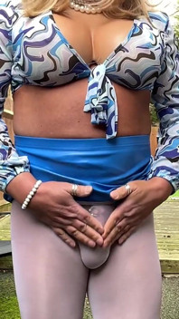Crossdresser amatur Kellycd2022 MILF seksi dalam pakaian ketat putih