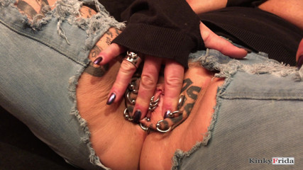 Dominatrix Frida: KinkyFrida em jeans está brincando com sua buceta perfurada e...