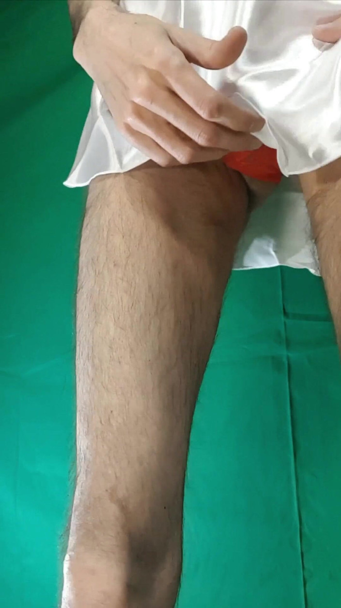 HeIsSooThin: Нічна сорочка і червоні мереживні трусики