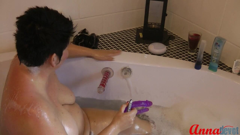 Anna Devot: Masturbasi di bak mandi!