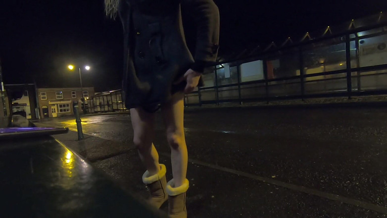 The Midnight Minx: Movimentada masturbação na estação de ônibus