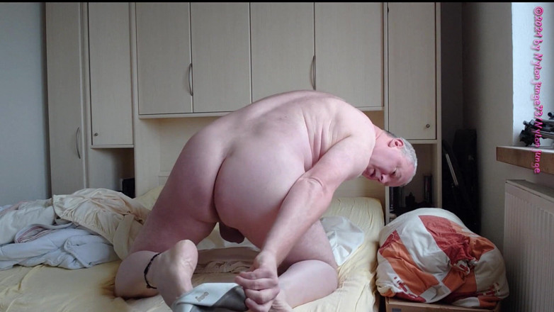 Carmen_Nylonjunge: Chico de nylon desnudo hace su cama 1