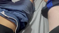 Teen 18+ Asiatka si hraje s hetero kamarády nejlepšími přáteli péro v posteli a pomoc stříkání