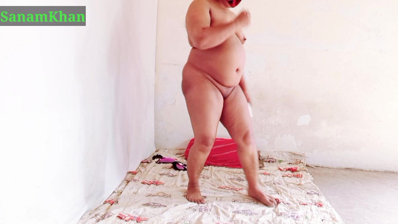 Sanamkhan: Une tatie pakistanaise s’amuse avec un jouet