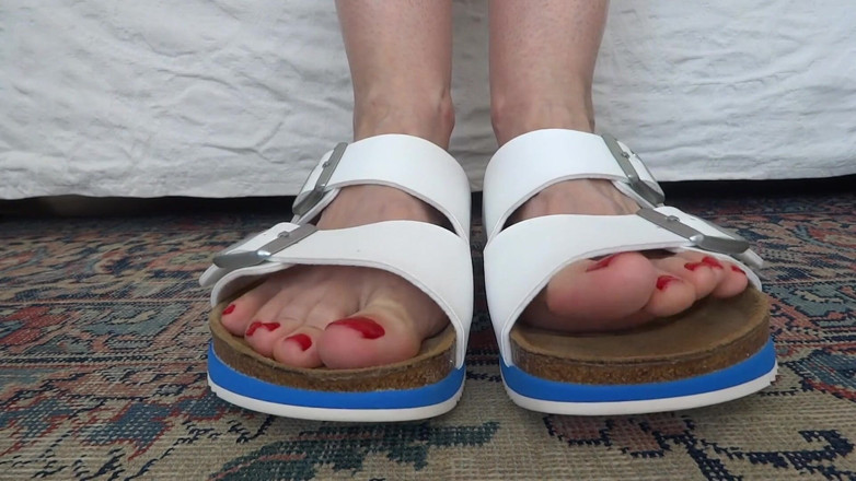 Lady Victoria Valente: Toe fetish - गोरी Birkis में मेरे स्तनों को हिलाना भाग 1