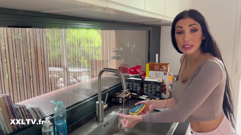 XXLTVFR: Clea Gaultier Tries on Lingerie That Makes a Big Impact