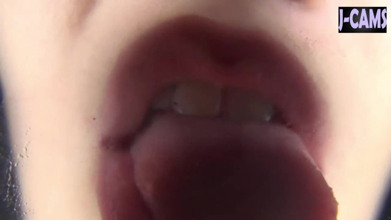 J-Cams: Limba de mătase alunecă lent cu buze lucioase Care picură...