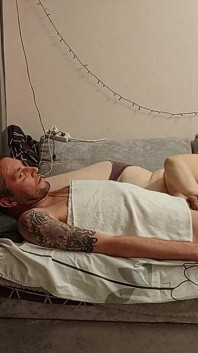 Granne gör en djup avsugning och sväljer sperma