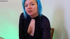 AlexaCrush: 在餐桌上偷偷摸摸地打手枪