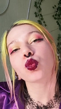 Lepki całuje czerwoną szminkę po całej klatce piersiowej