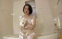 Asiatiques: Сексуальна азіатська брюнетка смикає жорсткий член у ванній кімнаті