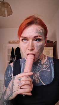 Obciąganie na realistycznym dildo