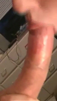 Mentre la moglie è in negozio la sua sorellastra spompina il marito e lo lascia sborrare su tutte le sue tette sexy