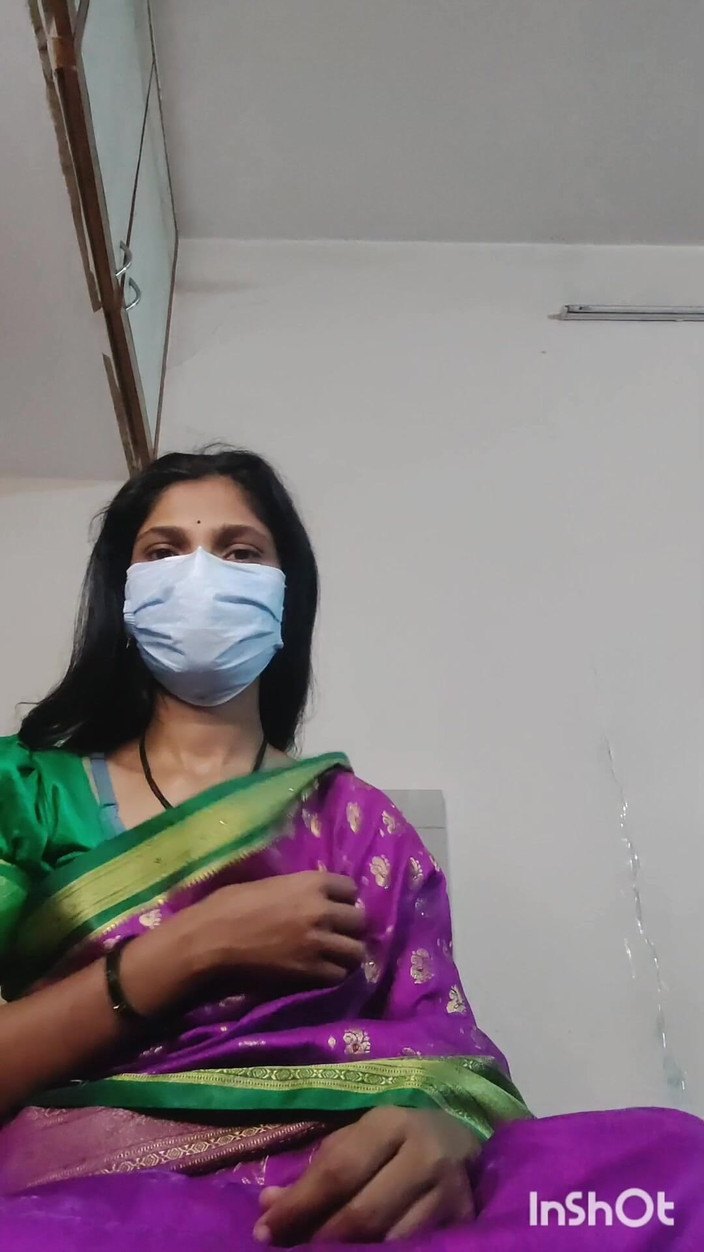 Desishycouple: Desi Bhabhi Shivani geil in roze Sari.
