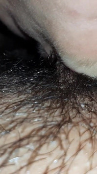 Ich nehme ihren kitzler in meinen mund und drücke ihn mit meinen lippen, damit sie schneller in meinen mund kommt