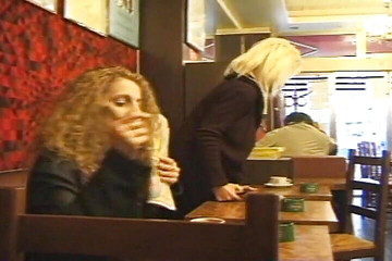 Videos Francaises: Deux lesbiennes blondes de France se font plaisir avec un...
