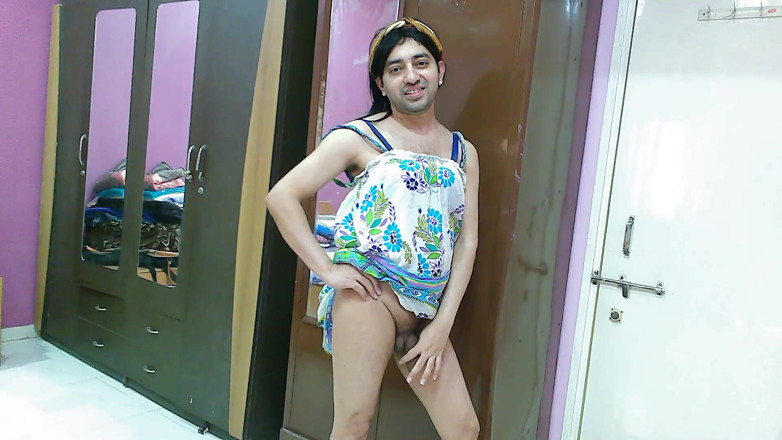 Cute & Nude Crossdresser: 해변 드레스와 머리띠를 입은 핫한 계집애 크로스드레서 펨보이