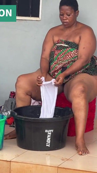 African Mama Multitasks w niedzielny poranek
